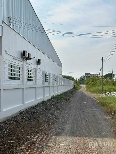 คลังสินค้า ขายในKhlong Luang, Pathum Thani - ด้านนอกตัวอาคารมีหน้าต่าง เครื่องปรับอากาศ และกำแพงรั้วติดถนนทางเข้า