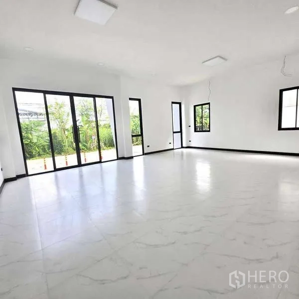 คลังสินค้า ขายในLam Luk Ka, Pathum Thani - ห้องออฟฟิศสว่าง พื้นกระเบื้องสีขาว และหน้าต่างบานใหญ่เห็นวิวสวน