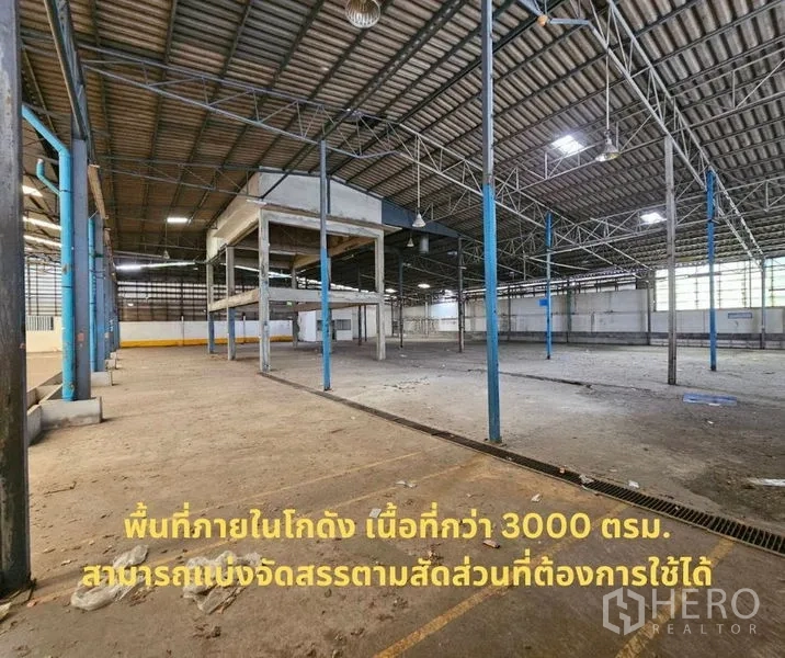 工厂 出租在Bang Kho Laem, Bangkok - 生产区域带蓝色立柱、吊灯与大跨度。