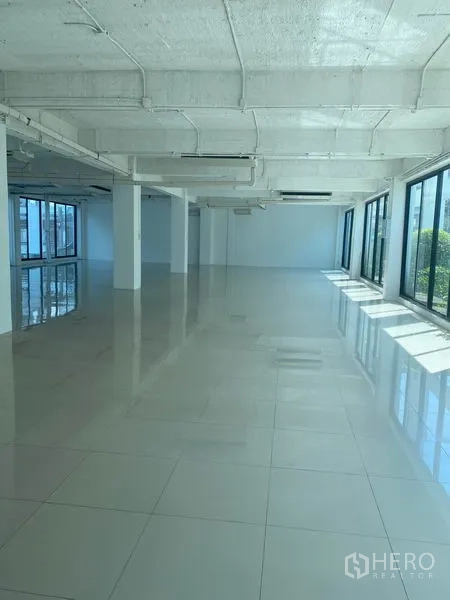 สำนักงาน ให้เช่าในKhlong Toei, Bangkok - พื้นที่ทำงานกว้าง เสากลาง หน้าต่างรอบด้าน พื้นกระเบื้องและงานเดินท่อ