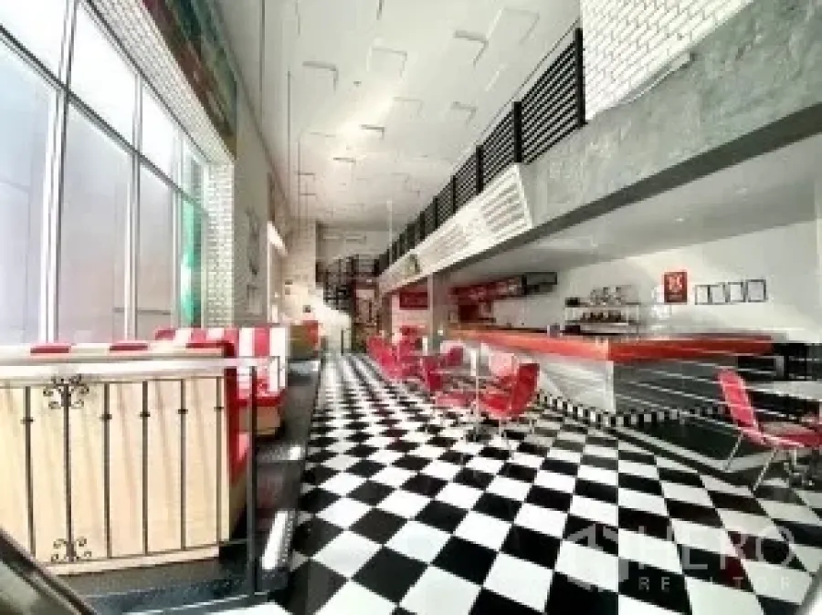 พื้นที่ขายปลีก ให้เช่าในWatthana, Bangkok - ภายในพื้นที่ค้าปลีกสว่าง พื้นกระเบื้องลายตารางขาวดำ ที่นั่งบาร์สีแดง เพดานสูง และกระจกบานใหญ่