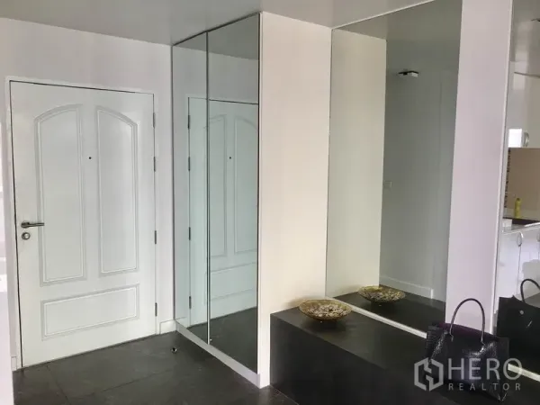 คอนโด ให้เช่าในWatthana, Bangkok - พื้นที่โถงเข้าพร้อมตู้เสื้อผ้าบานกระจกและที่นั่งบิวท์อิน