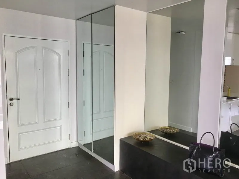 คอนโด ให้เช่าในWatthana, Bangkok - พื้นที่โถงเข้าพร้อมตู้เสื้อผ้าบานกระจกและที่นั่งบิวท์อิน