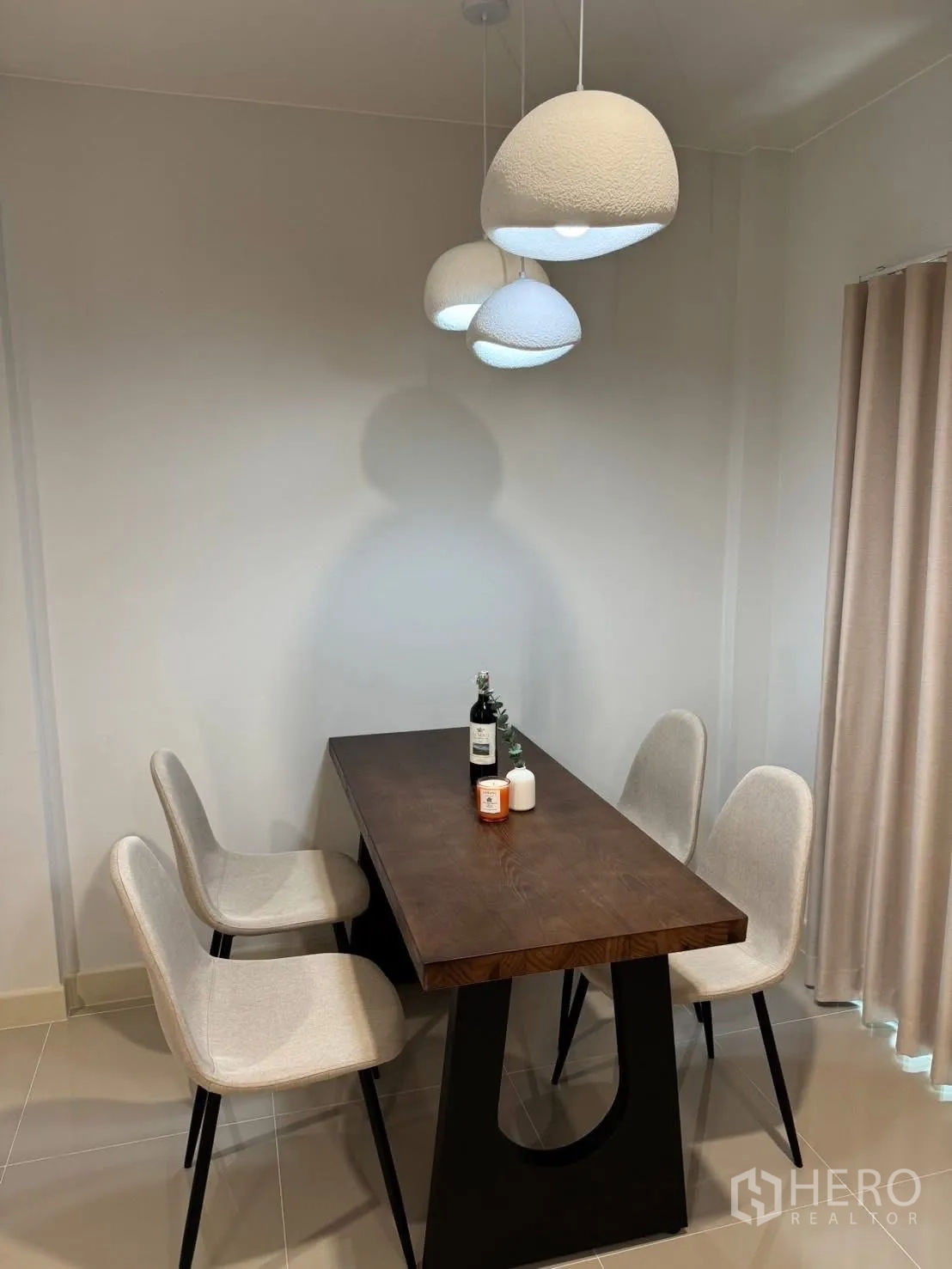 ทาวน์เฮาส์ for rent in Bang Phli, Samut Prakan - มุมรับประทานอาหาร โต๊ะไม้ เก้าอี้บุนวม และโคมไฟแขวนดีไซน์