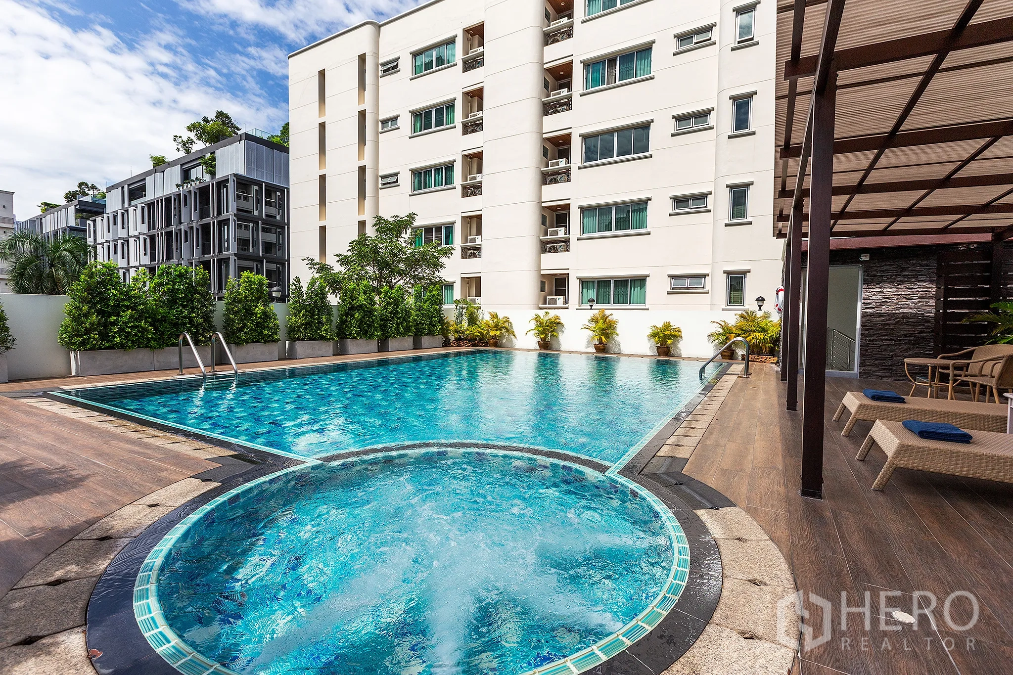 อพาร์ทเมนท์ ให้เช่าในRatchathewi, Bangkok - สระว่ายน้ำพร้อมจากุซซี่และชานพักผ่อน ข้างอาคารพักอาศัยโลว์ไรส์