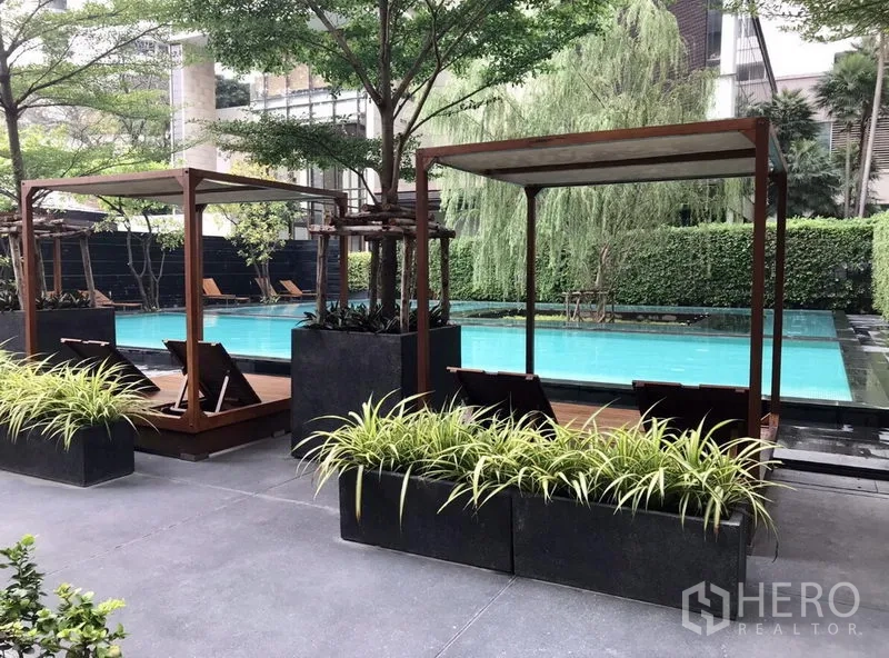 คอนโด ให้เช่าในKhlong Toei, Bangkok - สระว่ายน้ำกลางแจ้งพร้อมศาลาพักผ่อน เตียงอาบแดด และสวนสวย