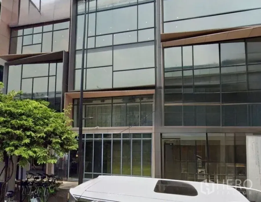 零售空间 出租 - 现代商业建筑外立面，整面落地玻璃与临街门面。