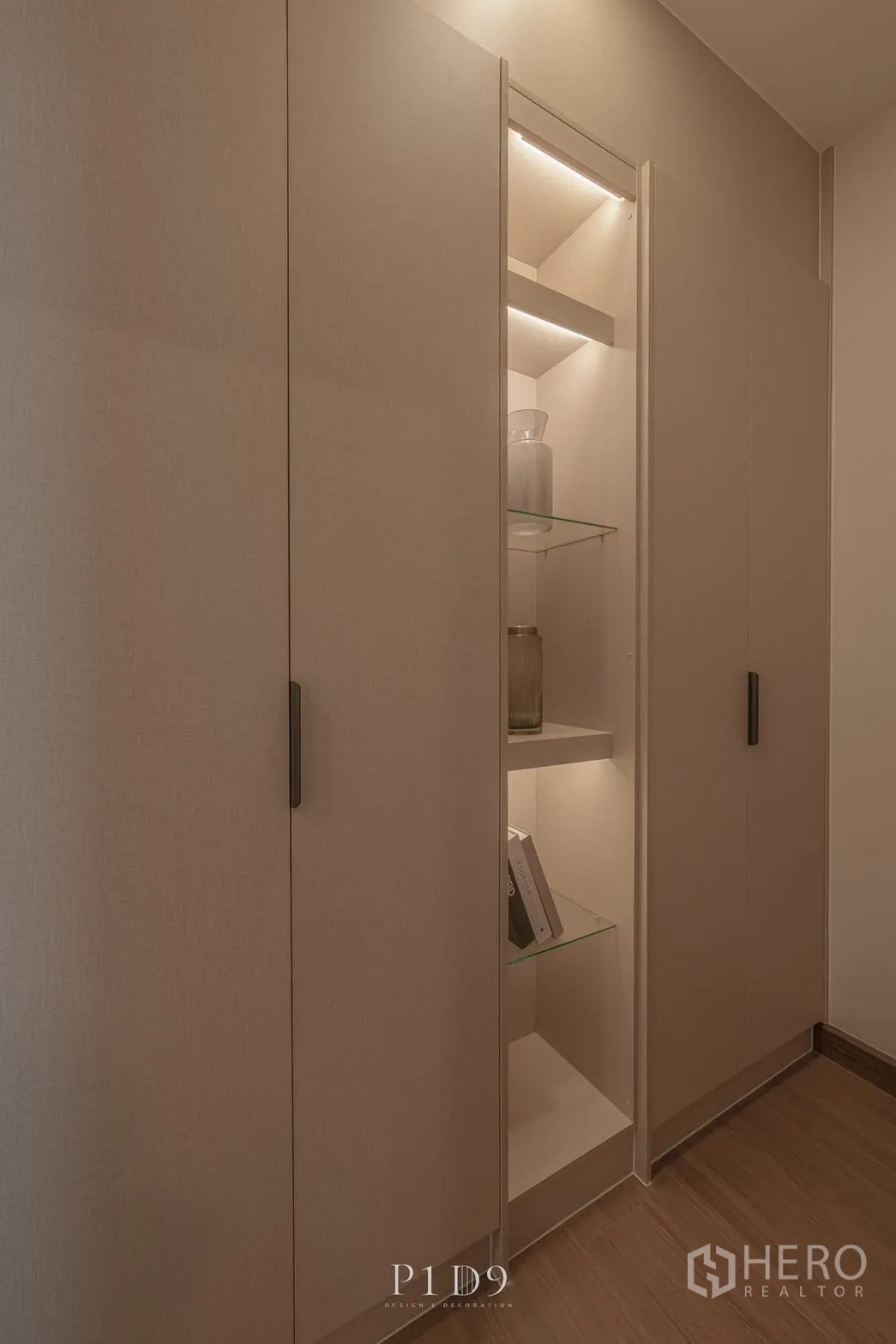 Detached House for rent in Bang Phli, Samut Prakan - Tall built-in cabinet with illuminated glass display niches.