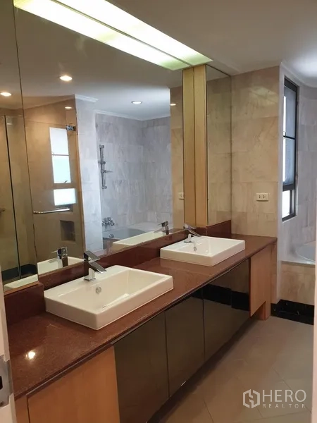 คอนโด ให้เช่าในWatthana, Bangkok - ห้องน้ำหลักมีเคาน์เตอร์คู่ อ่างล้างหน้า 2 หลุม กระจกบานใหญ่และอ่างอาบน้ำ