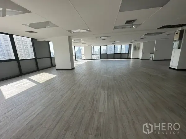 办公空间 出租或出售 - 宽敞办公区，环绕落地窗，尽览曼谷天际线。