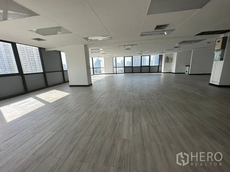 办公空间 出租或出售 - 宽敞办公区，环绕落地窗，尽览曼谷天际线。