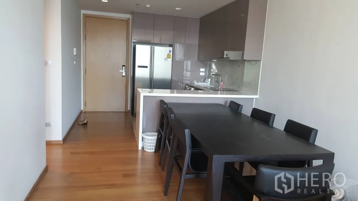 คอนโด ให้เช่าในWatthana, Bangkok - มุมนั่งเล่นอบอุ่น โซฟาเข้ามุม ตู้วางทีวี และผ้าม่านสูงจรดเพดาน