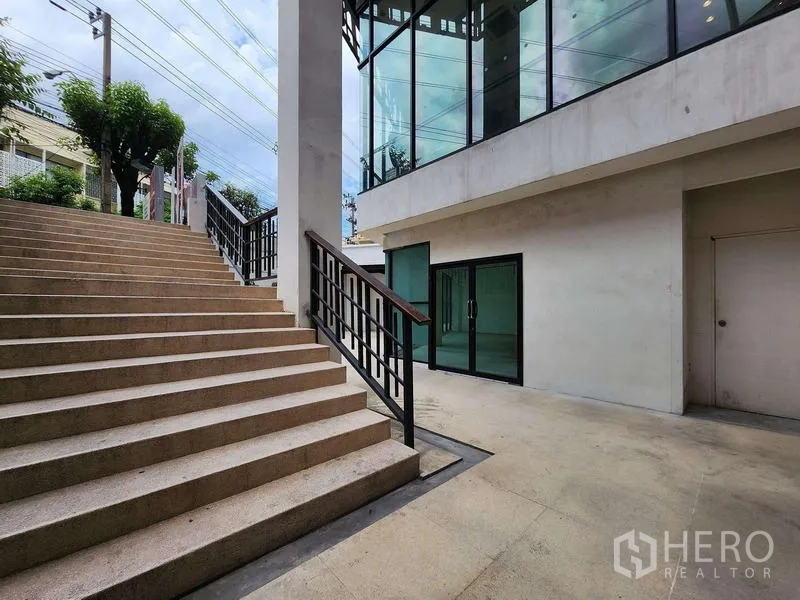 พื้นที่ขายปลีก ให้เช่าในSathon, Bangkok - บันไดภายนอกสู่ทางเข้าร้านค้ากระจกของอาคารร่วมสมัย