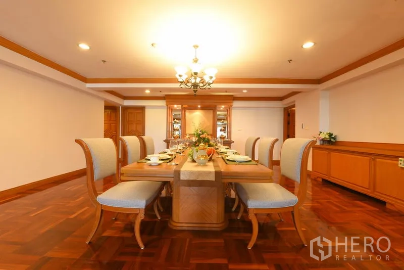 อพาร์ทเมนท์ ให้เช่าในWatthana, Bangkok - ห้องอาหารแบบเป็นทางการ โต๊ะไม้ยาวจัดเซ็ต โคมระย้า และตู้โชว์