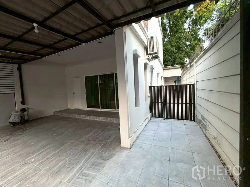 ทาวน์เฮาส์ for rent in Suan Luang, Bangkok - ลานจอดรถชั้นล่างและเฉลียงพร้อมประตูกระจกบานเลื่อน