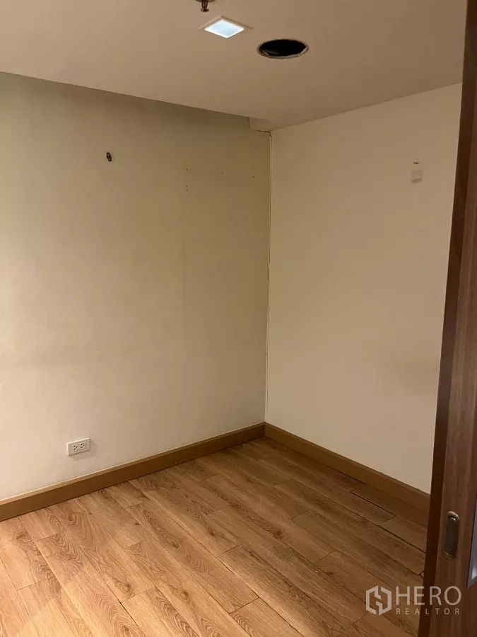 สำนักงาน ให้เช่า - ห้องทำงานส่วนตัวขนาดกะทัดรัด พื้นไม้ ผนังเรียบ