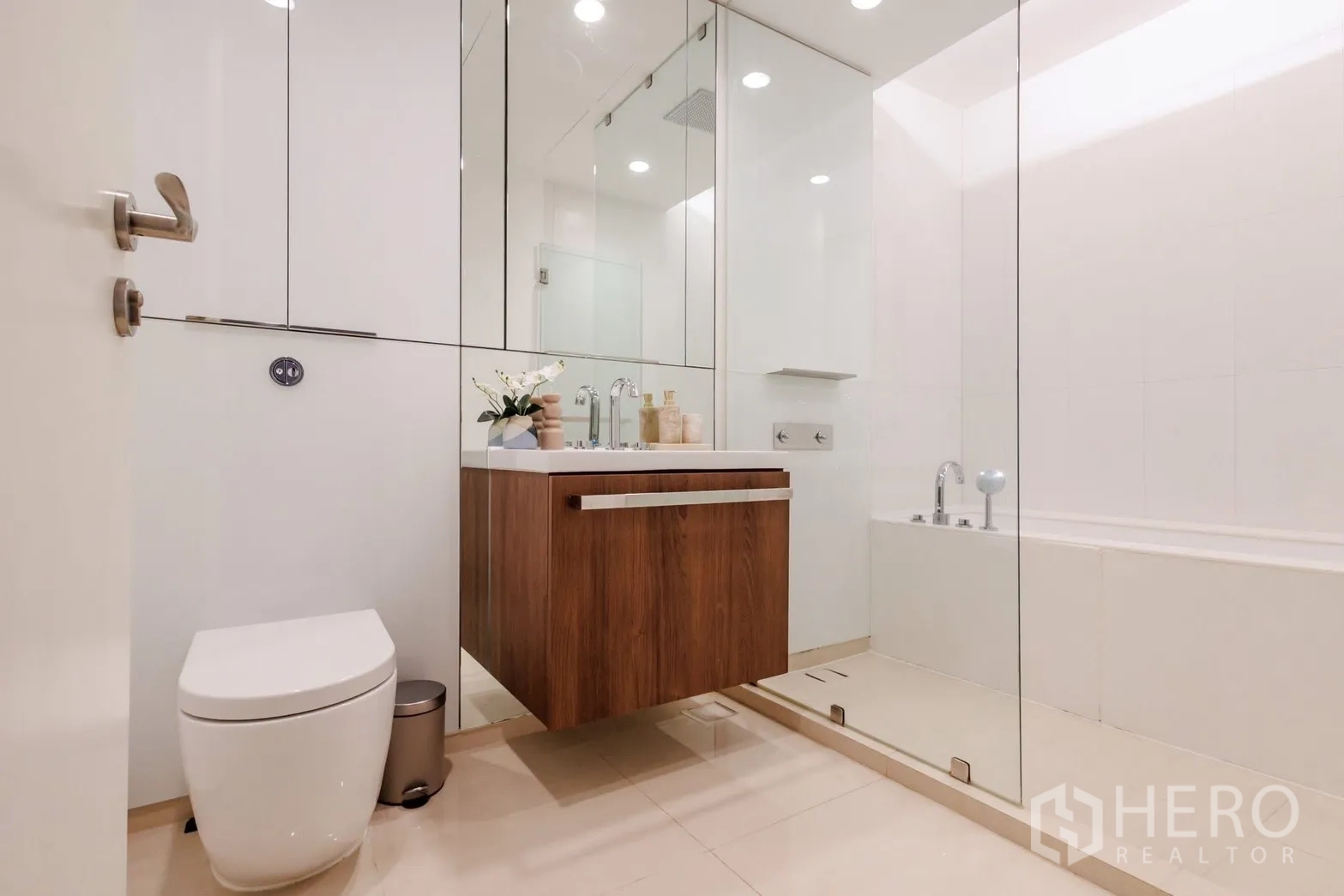公寓 for rent or sale in Pathum Wan, Bangkok - 浴室全景，含玻璃淋浴、浴缸与悬浮洗手台。