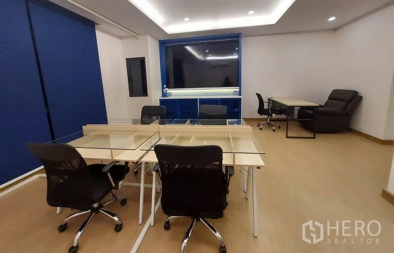 联排别墅 出租在Thanyaburi, Pathum Thani - 办公式工作间，数把转椅、玻璃台面书桌与蓝色媒体墙