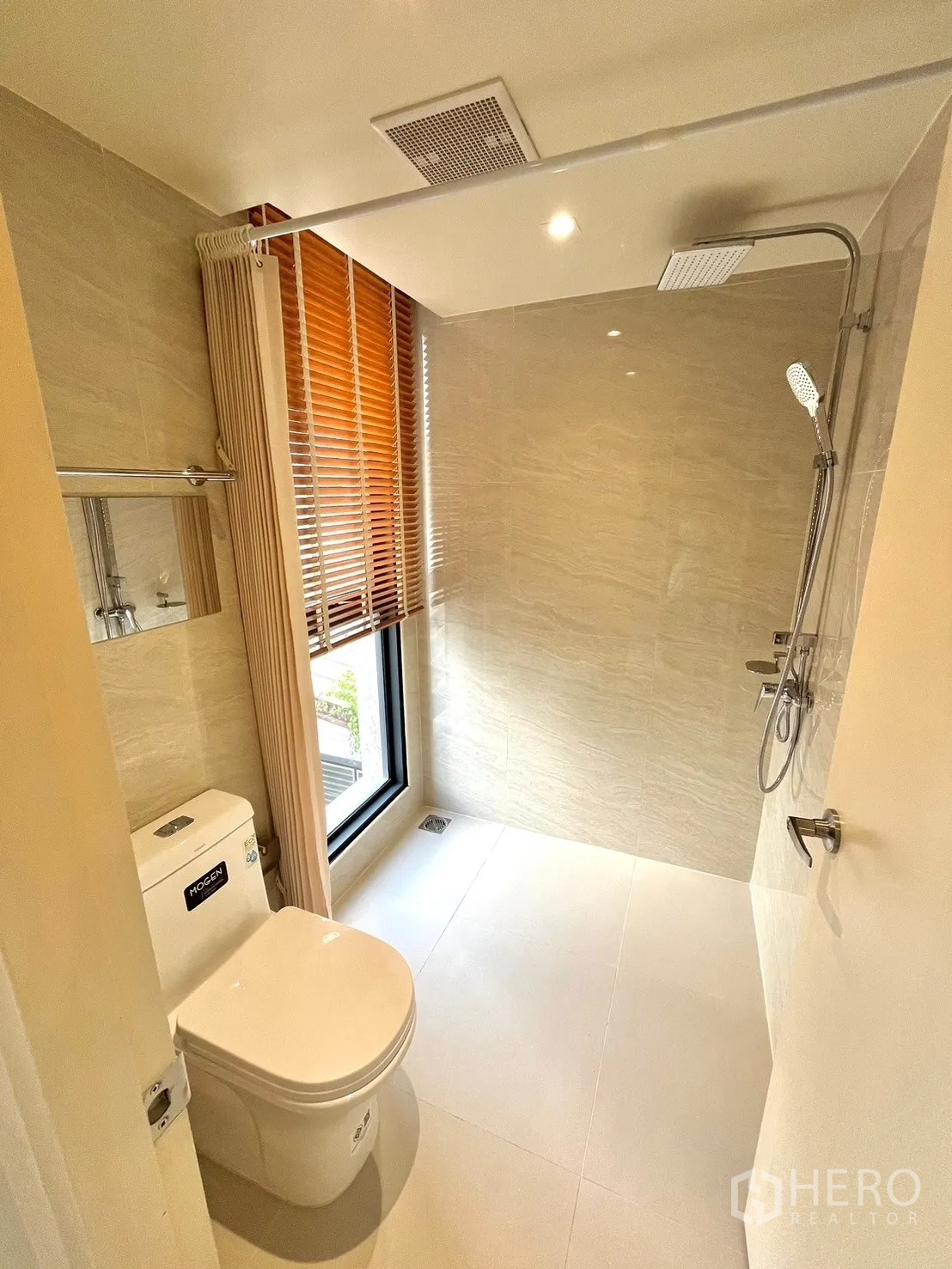 อาคารพาณิชย์ ให้เช่าในWatthana, Bangkok - ห้องน้ำกว้างพร้อมเรนชาวเวอร์ หน้าต่าง และกระเบื้องโทนอบอุ่น