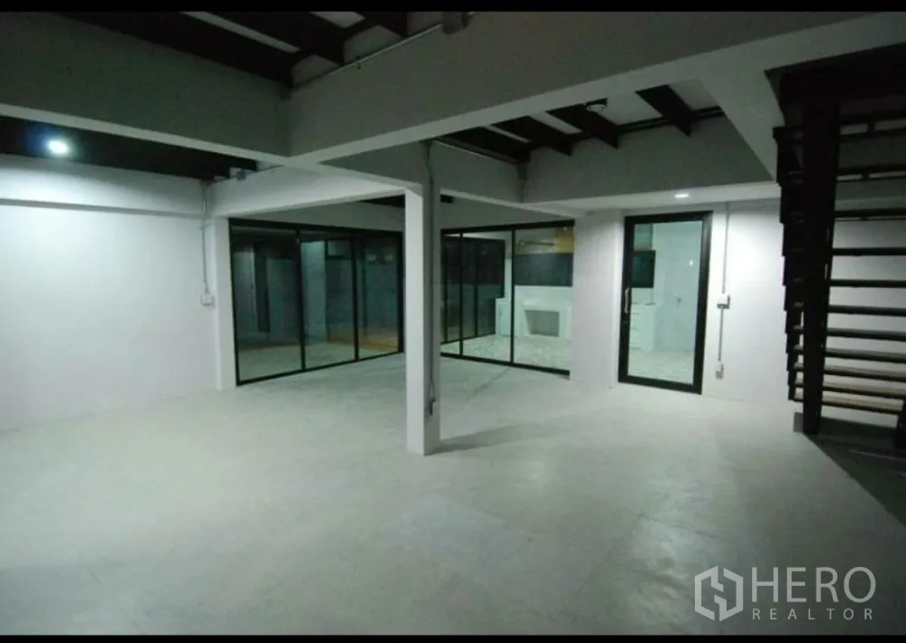 สำนักงานที่บ้าน ให้เช่าในLat Phrao, Bangkok - โถงทำงานแบบโอเพ่นสเปซ โครงเหล็กและผนังกระจก เหมาะจัดประชุม