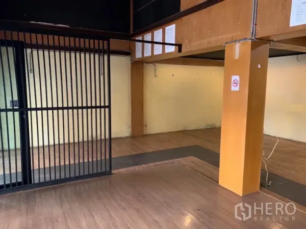 店屋 出租在Watthana, Bangkok - 开放零售区，木立柱、局部夹层感与顶灯。