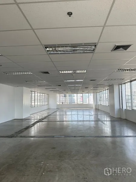 办公空间 出租在Pathum Wan, Bangkok - 转角办公空间，环窗设计，抛光水泥地面与地沟布线。