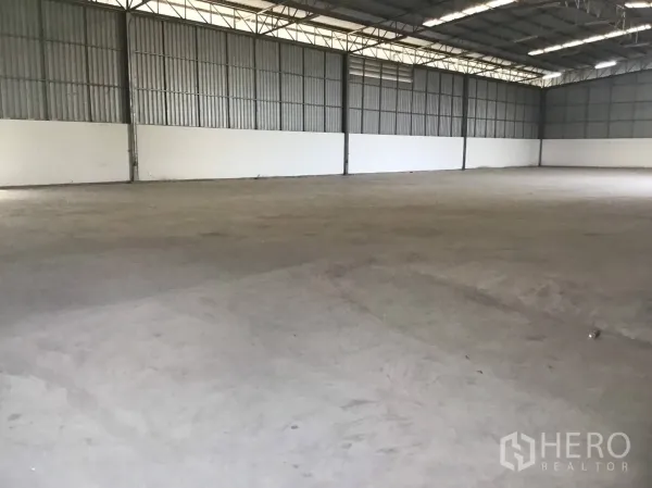 Warehouse for rent in Lat Krabang, Bangkok - Wide-span warehouse with white lower walls and even roof lighting.