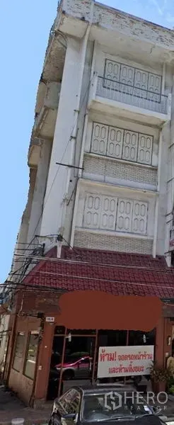 อาคารพาณิชย์ ให้เช่าในWatthana, Bangkok - ด้านหน้าตึกแถวสูง 4 ชั้น มีชายคากระเบื้องสีแดงและบานเกล็ดปิดหน้าต่าง