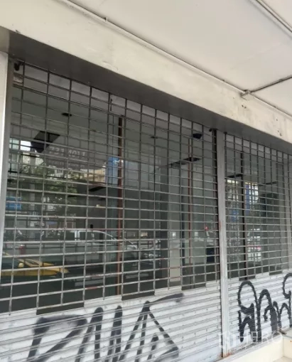 อาคารพาณิชย์ ให้เช่าหรือขายในKhlong Toei, Bangkok - หน้าร้านชั้นล่างพร้อมประตูม้วนและเหล็กดัดกันความปลอดภัย