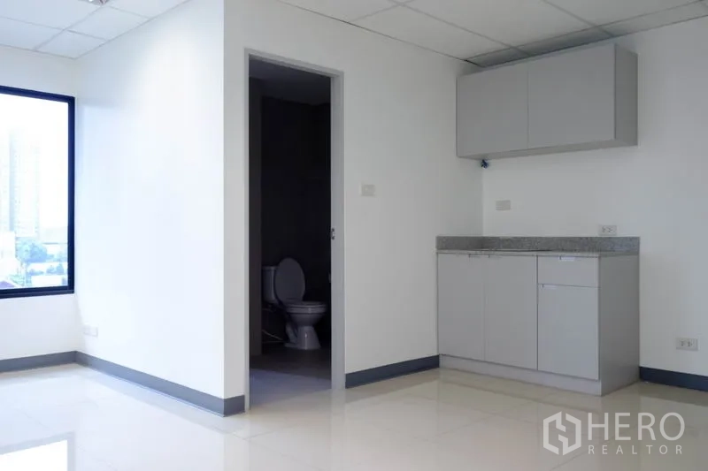 สำนักงาน ให้เช่าในChatuchak, Bangkok - ตู้แพนทรีและห้องน้ำส่วนตัวภายในห้องสำนักงาน