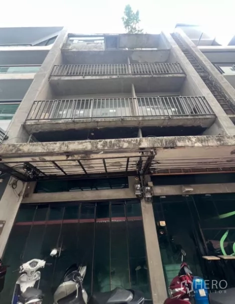 店屋 出售 - 四层店屋外立面，混凝土阳台与玻璃门面。