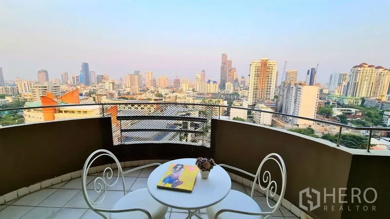 อพาร์ทเมนท์ ให้เช่าในWatthana, Bangkok - ระเบียงส่วนตัวพร้อมโต๊ะบิสโทรกลม ชมวิวสกายไลน์กว้าง