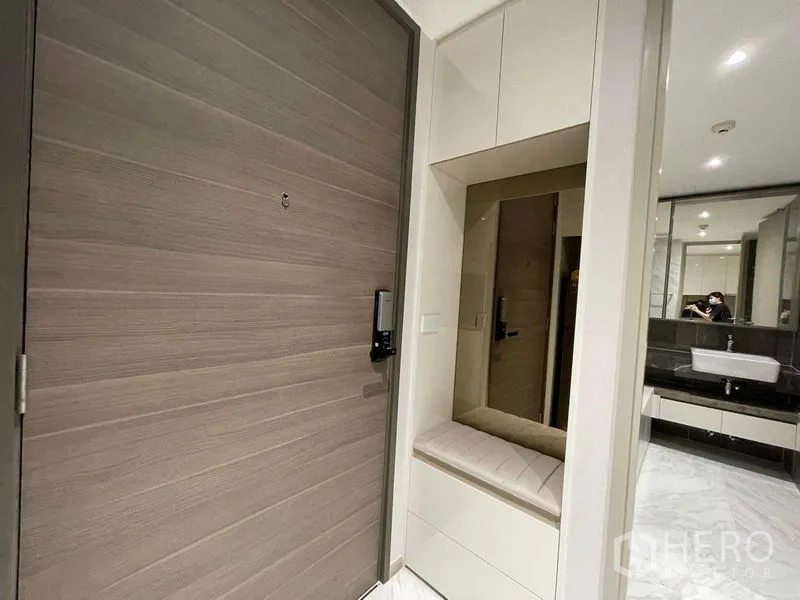 คอนโด ให้เช่าในKhlong Toei, Bangkok - โถงทางเข้าพร้อมประตูดิจิตอลและม้านั่งบิวท์อินพร้อมกระจก