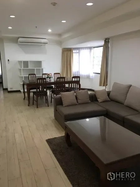 คอนโด ให้เช่าในWatthana, Bangkok - ห้องนั่งเล่นและรับประทานอาหารแบบโอเพนสเปซ พื้นไม้ โซฟาเข้ามุม หน้าต่างบานใหญ่และไฟดาวน์ไลท์ ใกล้ BTS พร้อมพงษ์