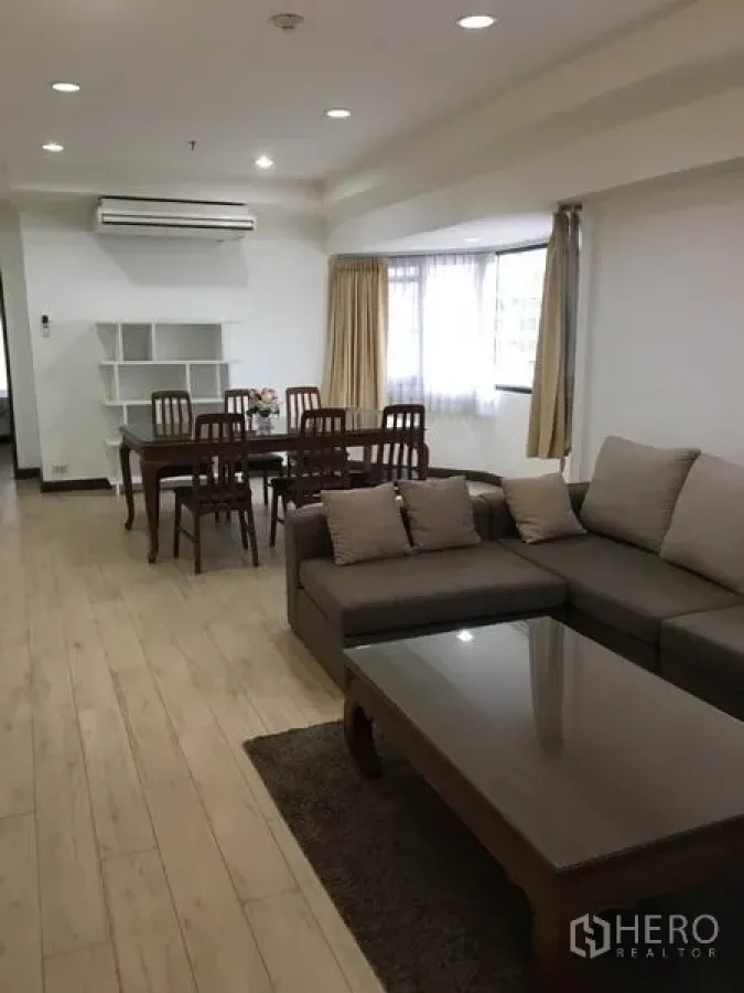 คอนโด ให้เช่าในWatthana, Bangkok - ห้องนั่งเล่นและรับประทานอาหารแบบโอเพนสเปซ พื้นไม้ โซฟาเข้ามุม หน้าต่างบานใหญ่และไฟดาวน์ไลท์ ใกล้ BTS พร้อมพงษ์