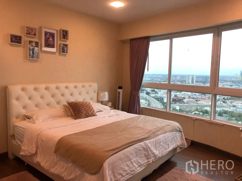 公寓 出售在Yan Nawa, Bangkok - 主卧配软包床头与大窗，远眺宽阔城市景观。