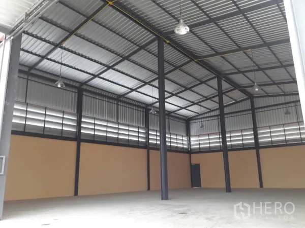 คลังสินค้า ให้เช่าหรือขายในKhlong Toei, Bangkok - ภายในโกดังโล่ง เพดานสูง เสาเหล็ก พื้นคอนกรีต