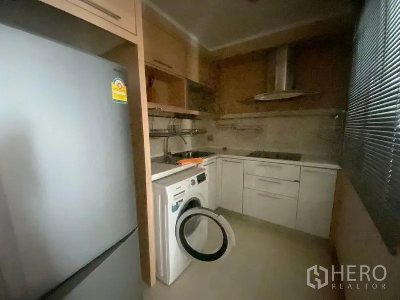 คอนโด ให้เช่าในWatthana, Bangkok - ครัวแยกขนาดกะทัดรัด พร้อมตู้เย็น เครื่องซักผ้า เตา เครื่องดูดควัน และมู่ลี่หน้าต่าง