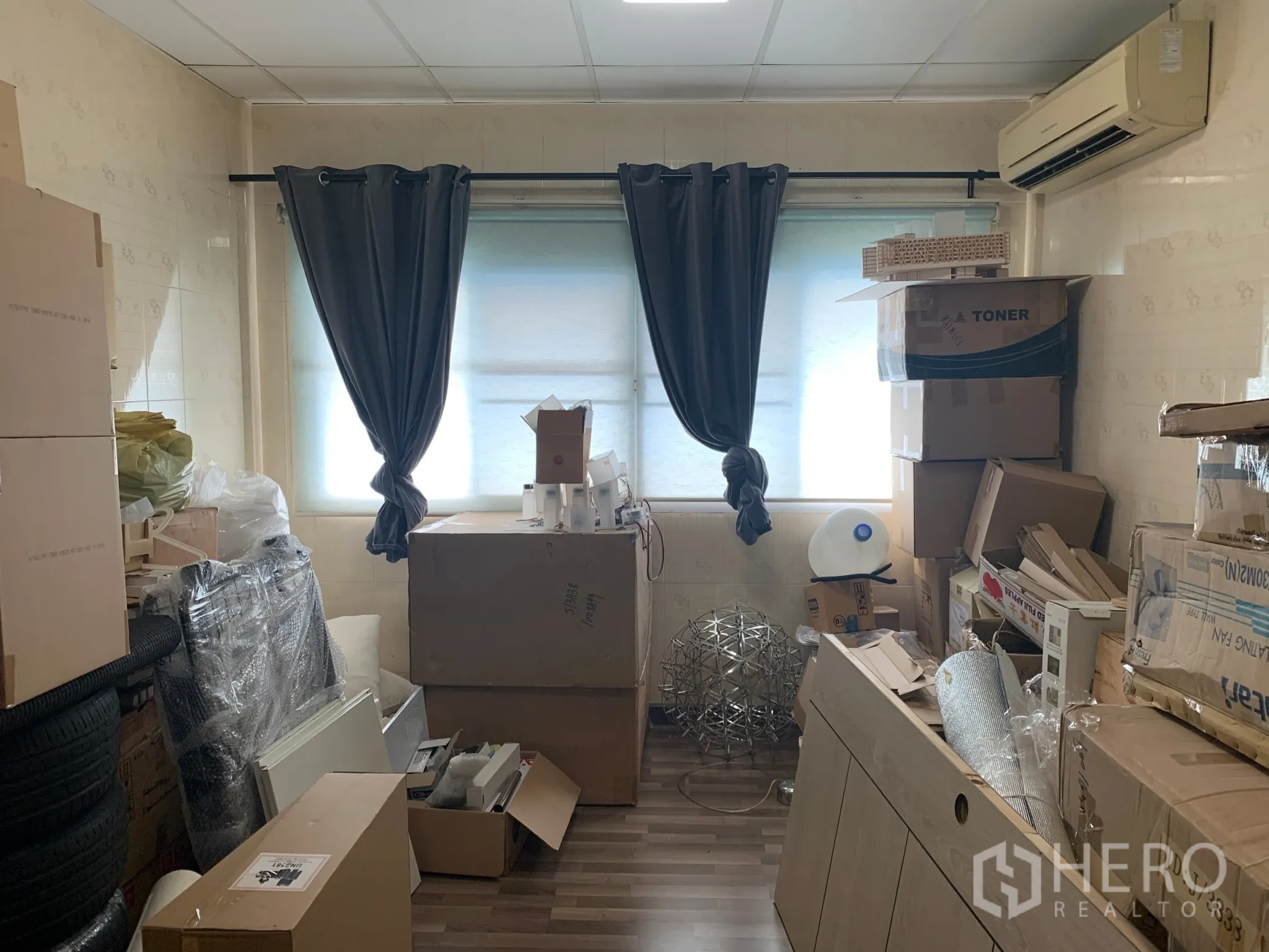 店屋 出售在Pathum Wan, Bangkok - 楼上房间，窗户、窗帘、空调与堆放的纸箱。