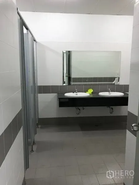 货栈 出租在Bang Phli, Samut Prakan - 员工卫生间，双洗手盆、大镜子和隔间