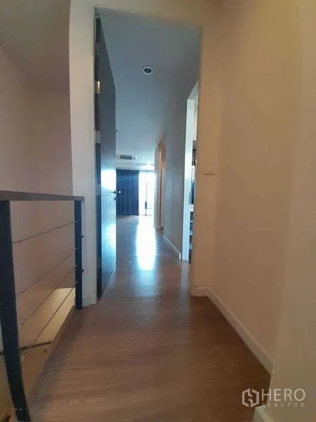 ทาวน์เฮาส์ ให้เช่าในKhlong Toei, Bangkok - โถงทางเดินชั้นบนพื้นไม้ไปยังห้องนอน