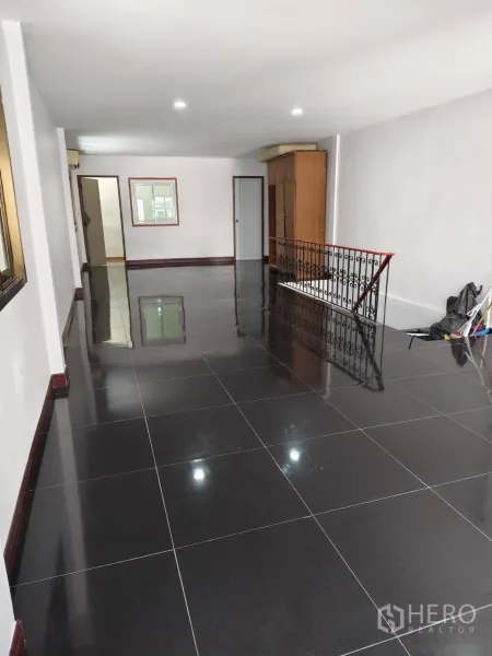 ทาวน์เฮาส์ ขายในPhra Khanong, Bangkok - ห้องเอนกประสงค์ชั้นบนกว้าง พื้นกระเบื้องสีดำและราวเหล็กดัด