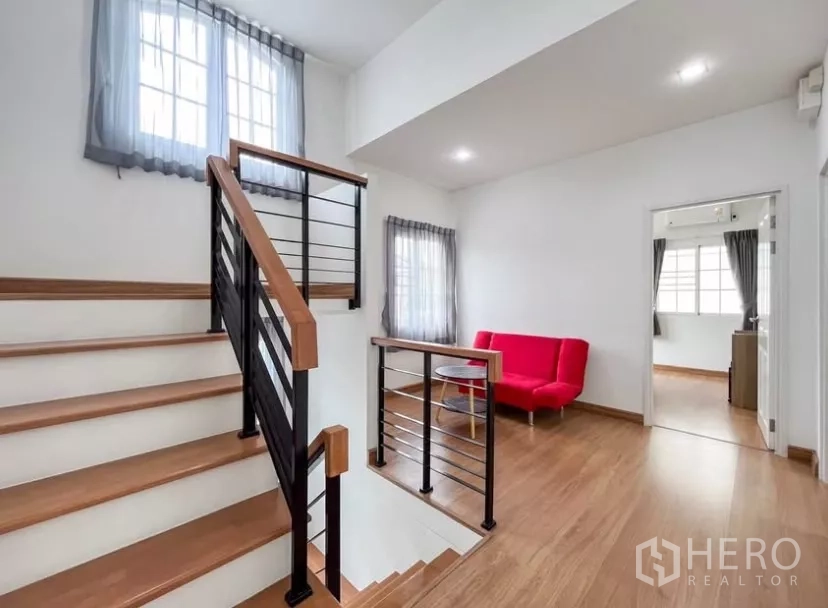 独立式住宅 出租在Chom Thong, Bangkok - 二层家庭起居区，设沙发与小圆几，毗邻卧室。