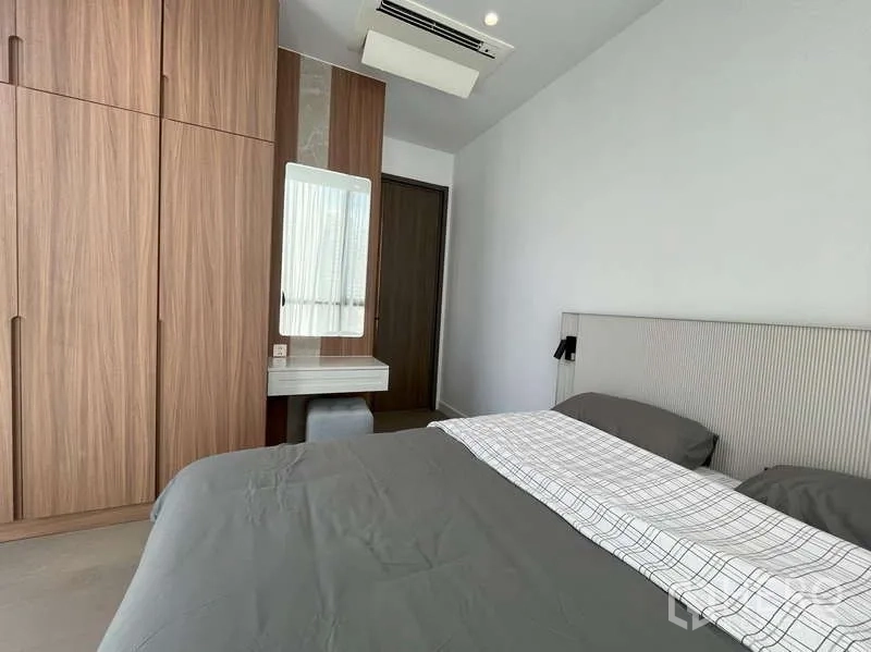 คอนโด ให้เช่าหรือขายในSathon, Bangkok - ห้องนอนพร้อมตู้เสื้อผ้าไม้บิลท์อิน โต๊ะเครื่องแป้ง และโทนสีอบอุ่น