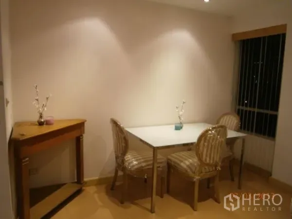 คอนโด ให้เช่าในKhlong Toei, Bangkok - มุมรับประทานอาหารอบอุ่น โต๊ะกระจก เก้าอี้ลายทาง และหน้าต่างพร้อมบานเกล็ด