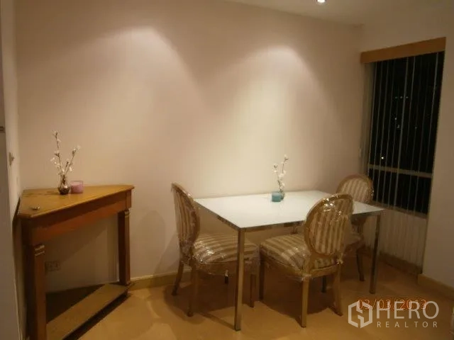 คอนโด ให้เช่าในKhlong Toei, Bangkok - มุมรับประทานอาหารอบอุ่น โต๊ะกระจก เก้าอี้ลายทาง และหน้าต่างพร้อมบานเกล็ด