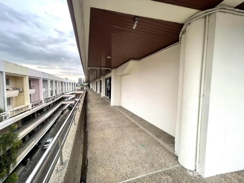 สำนักงาน ให้เช่าในKhlong Toei, Bangkok - ระเบียงทางเดินภายนอกชั้นบนพร้อมราวกันตก หน้าห้องสำนักงานย่านพระโขนง