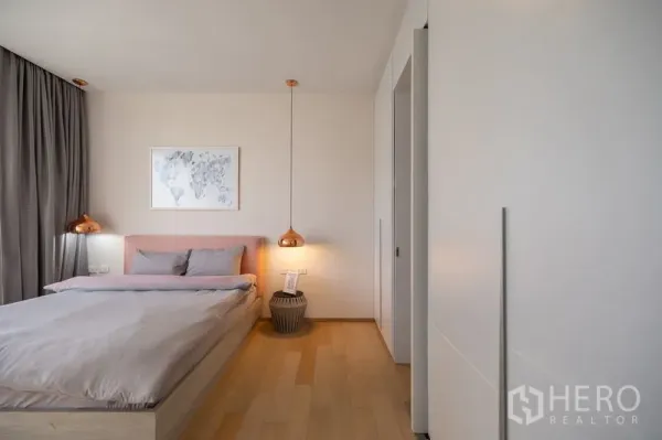 Condominium for rent in Watthana, Bangkok - Cozy bedroom with platform bed, soft lighting and built-in wardrobe.