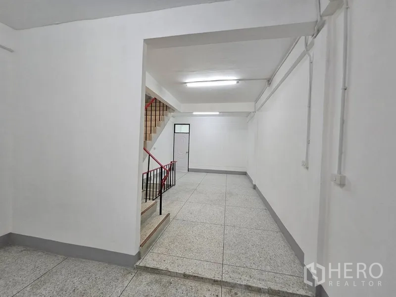 店屋 出租 - 楼梯旁长走廊，上层视角。