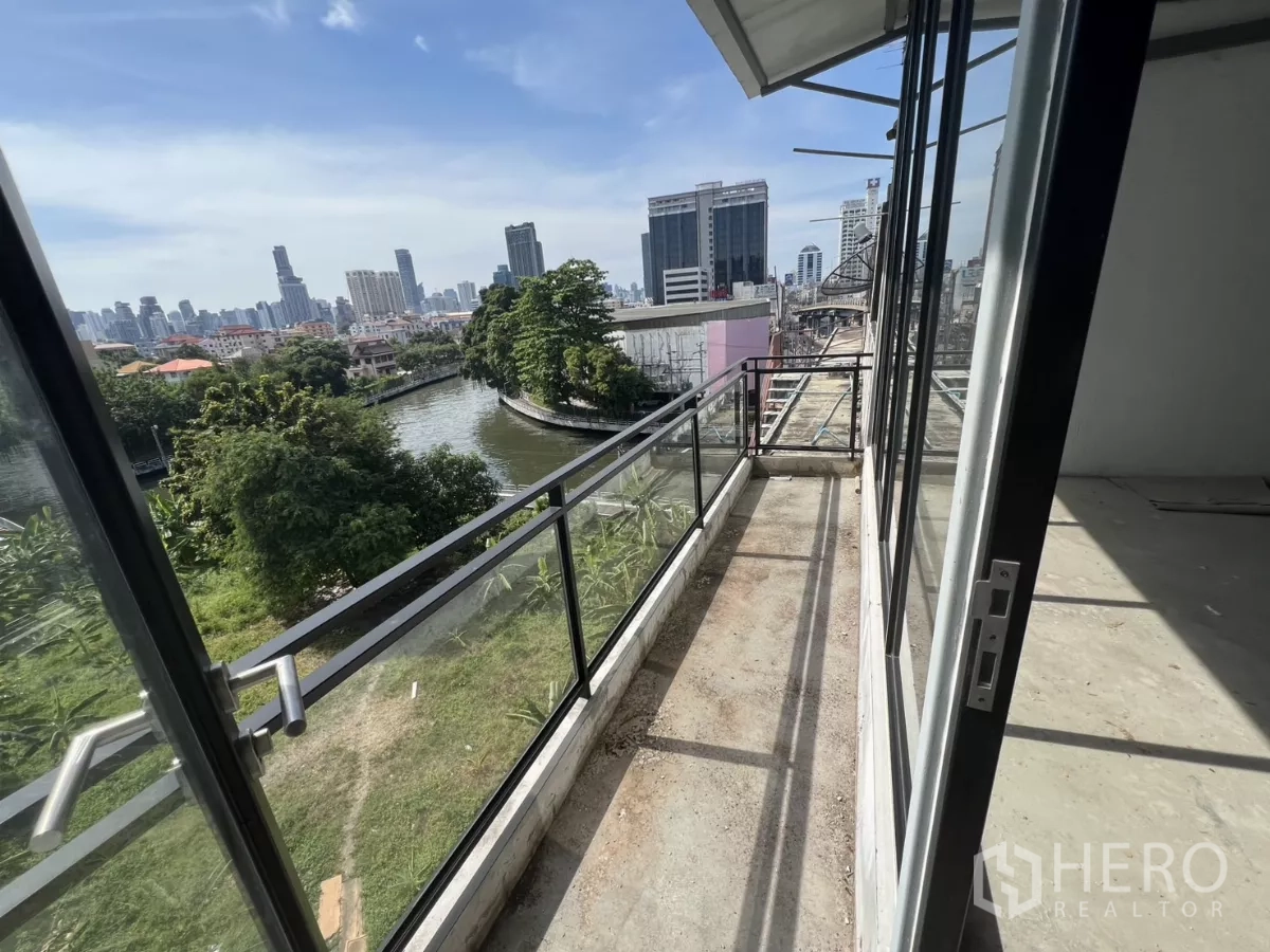 店屋 出售在Suan Luang, Bangkok - 狭长阳台俯瞰运河与曼谷天际线。